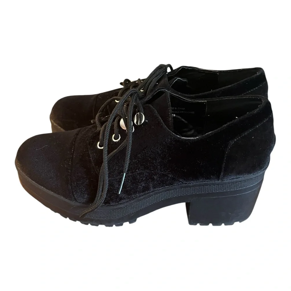 Urban Outfitters Black Velvet Platform Lace-Up Oxfords